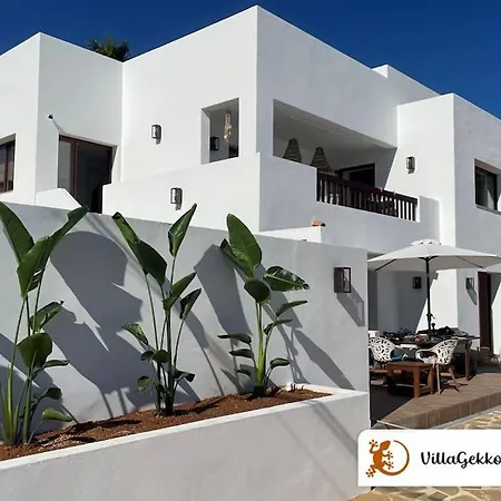 Off-grid Luxury With Tikibar By The Pool.