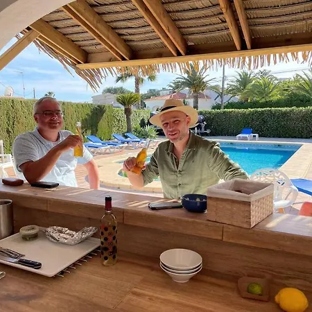 Off-grid Luxury With Tikibar By The Pool.