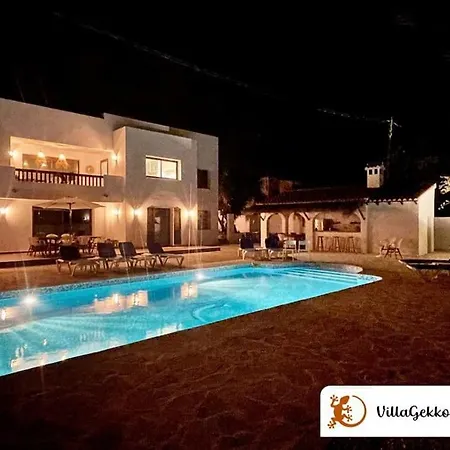 Off-grid Luxury With Tikibar By The Pool.