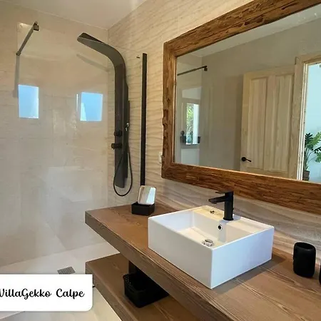 Vila Off-grid Luxury With Tikibar By The Pool.