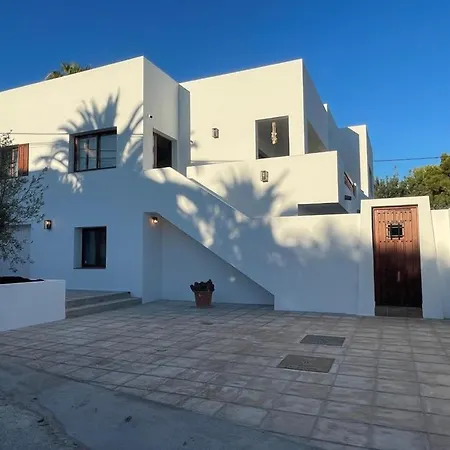 Off-grid Luxury With Tikibar By The Pool.