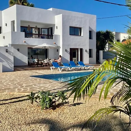 Off-grid Luxury With Tikibar By The Pool. Vila