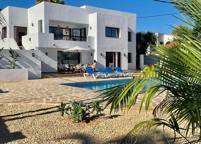 Off-grid Luxury With Tikibar By The Pool. Villa