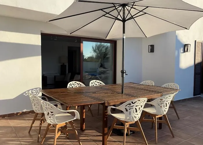 Off-grid Luxury With Tikibar By The Pool.