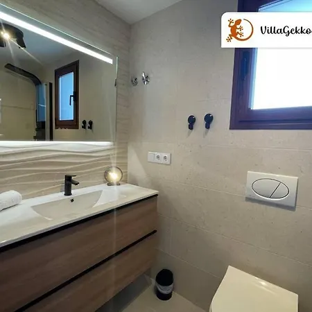 Off-grid Luxury With Tikibar By The Pool. Вилла