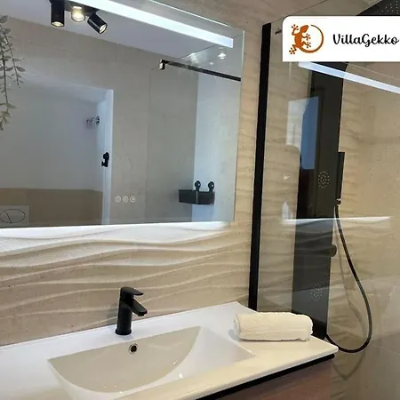 Off-grid Luxury With Tikibar By The Pool.