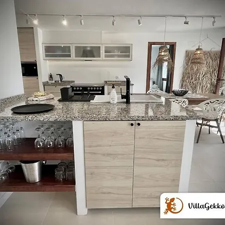 Off-grid Luxury With Tikibar By The Pool. Вилла Кальпе