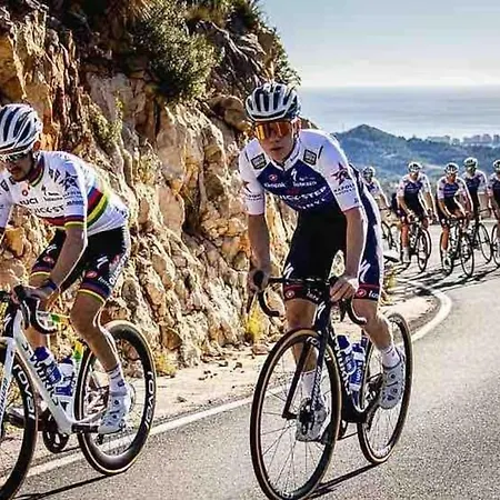 Off-grid Luxury With Tikibar By The Pool.