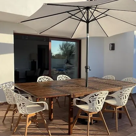 Off-grid Luxury With Tikibar By The Pool.