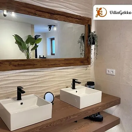 Off-grid Luxury With Tikibar By The Pool. Вилла *