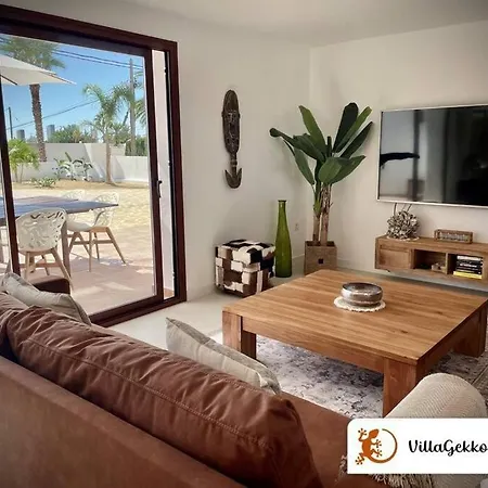 Off-grid Luxury With Tikibar By The Pool.