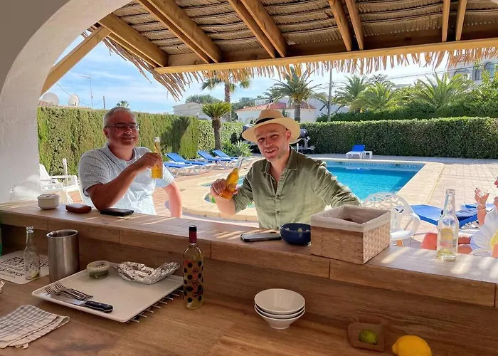 Off-grid Luxury With Tikibar By The Pool.