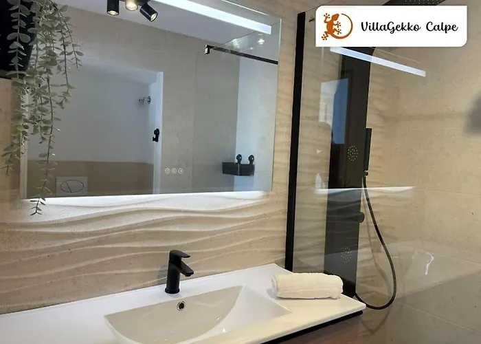 Off-grid Luxury With Tikibar By The Pool.