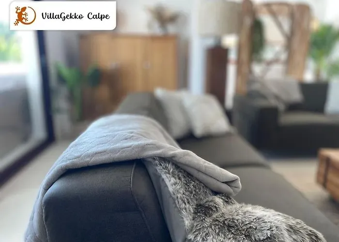 Off-grid Luxury With Tikibar By The Pool.