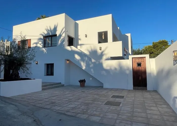 Off-grid Luxury With Tikibar By The Pool.